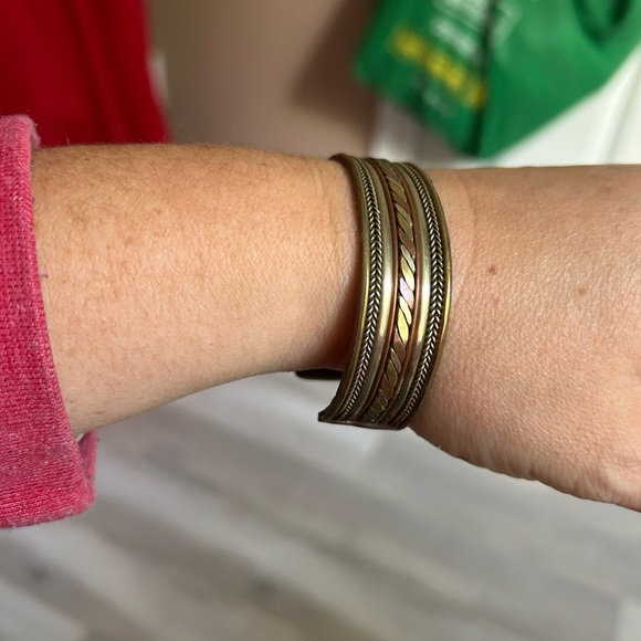 4/$50 Elegant Gold and Copper Bangle Bracelet 7 inches 💛 - Picture 3 of 7